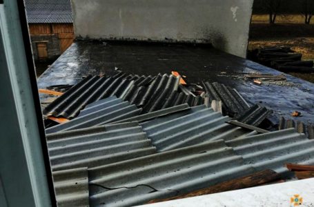 Шквальний вітер зірвав покрівлю школи на Підгаєччині (Відео)