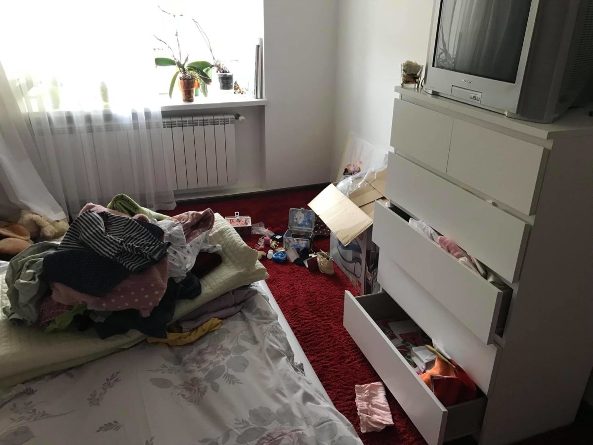 У тернопільської волонтерки виламали двері й вкрали дитячі гроші (Фото)