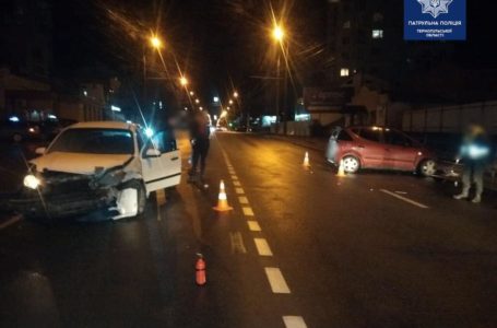 На Бандери пʼяний водій зіткнувся з автомобілем і вʼїхав в огорожу (Фото)
