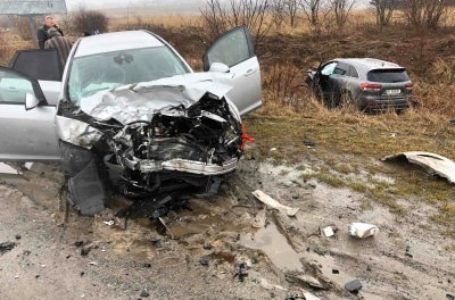 Одне авто розтрощене, інше – в кюветі. На об’їзній Козови – ДТП (Фото)