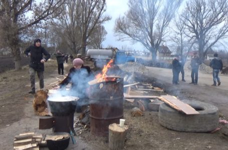 На блокпостах у Микулинцях продовжують стояти люди. Чекають поселення в Санжари