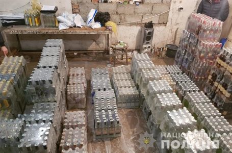 На Тернопільщині виготовляли фальсифікований алкоголь і продавали під марками українських брендів (Відео)
