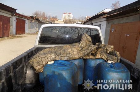 Провідник залізниці зберігав 800 літрів дизпалива в гаражі у Тернополі (Відео)