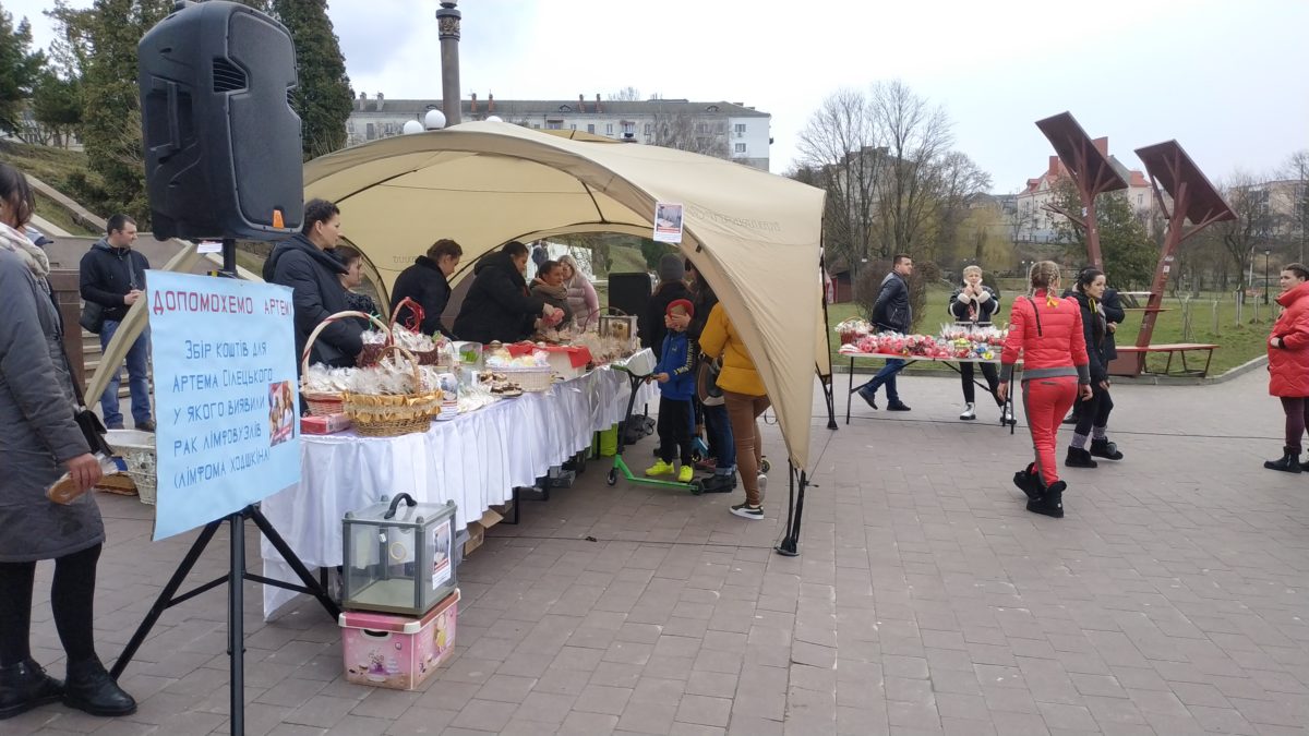 На благодійному ярмарку в Тернополі збирали кошти на порятунок онкохворого Артема Сілецького (Відео)