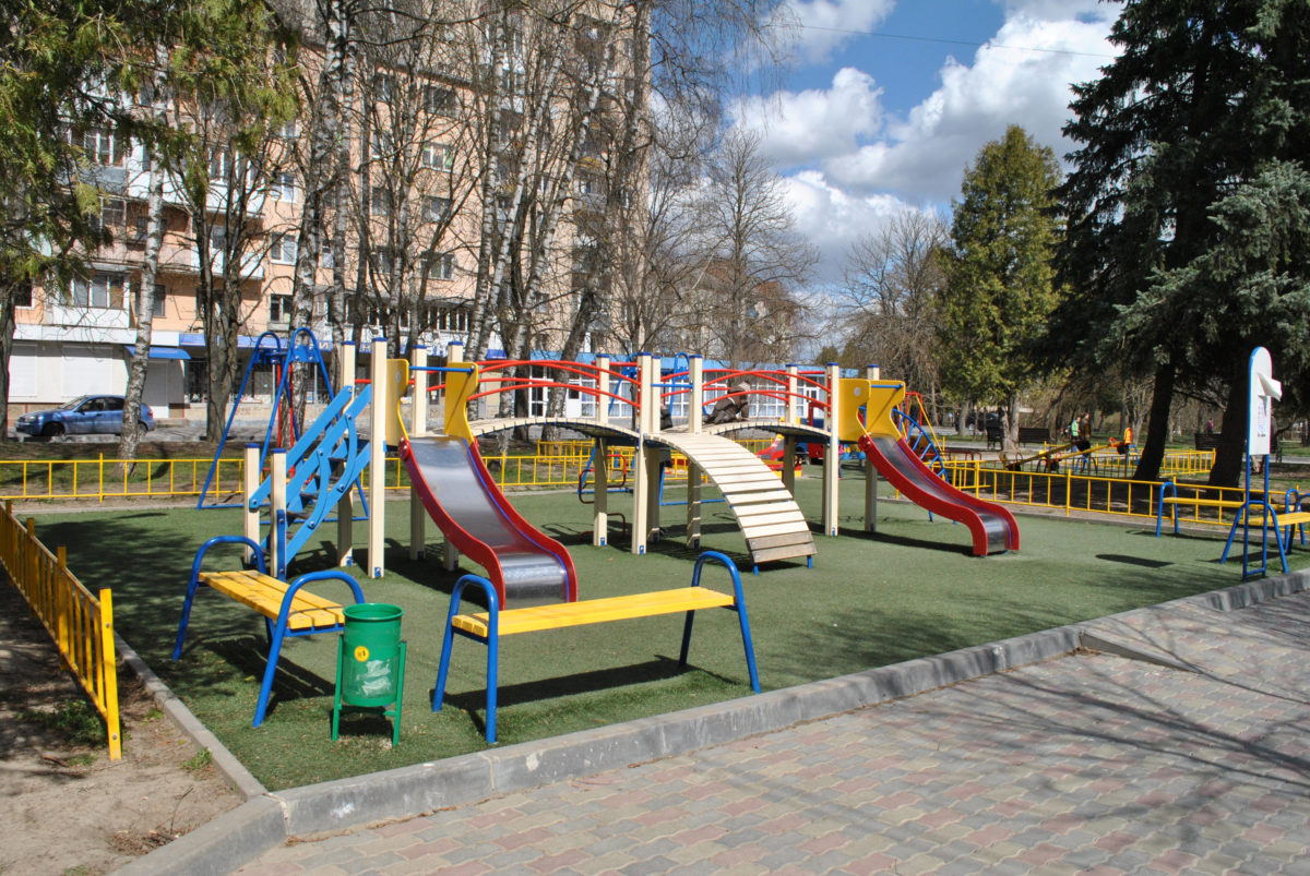 Дитмайданчики в Тернополі обклеюють плівкою, щоб там не грались діти під час карантину