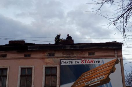 Сильний вітер зірвав дах на вул. Гайовій у Тернополі (Фото)