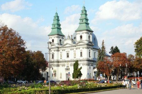 У Тернополі церкви не зачиняють, але обмежують кількість людей на службах