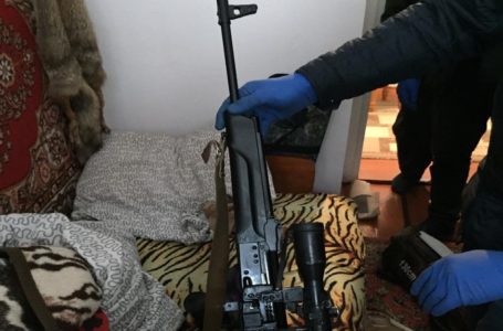 Вдома у жителя Борщівського району поліцейські знайшли арсенал зброї (Відео)