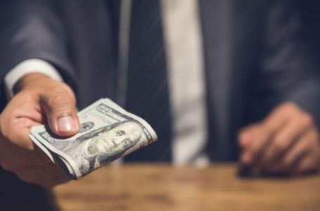 Вимагав пів тисячі доларів. У Тернополі посадовця затримали на “гарячому” (Відео)