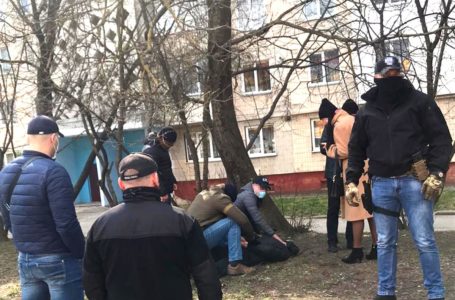 У Тернополі затримали чоловіків, які “вибивали” гроші у підприємця (Фото)