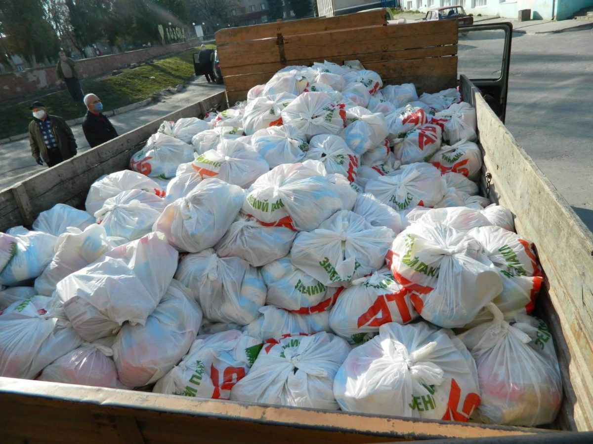 У Козові вантажівку продуктів передають потребуючим (Фото)