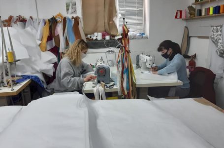 У Ланівцях волонтери шиють захисні маски й костюми для місцевої лікарні (Фото)