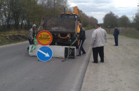 З міста – лише пішки. У Почаєві встановлюють чотири блокпости (Фото)