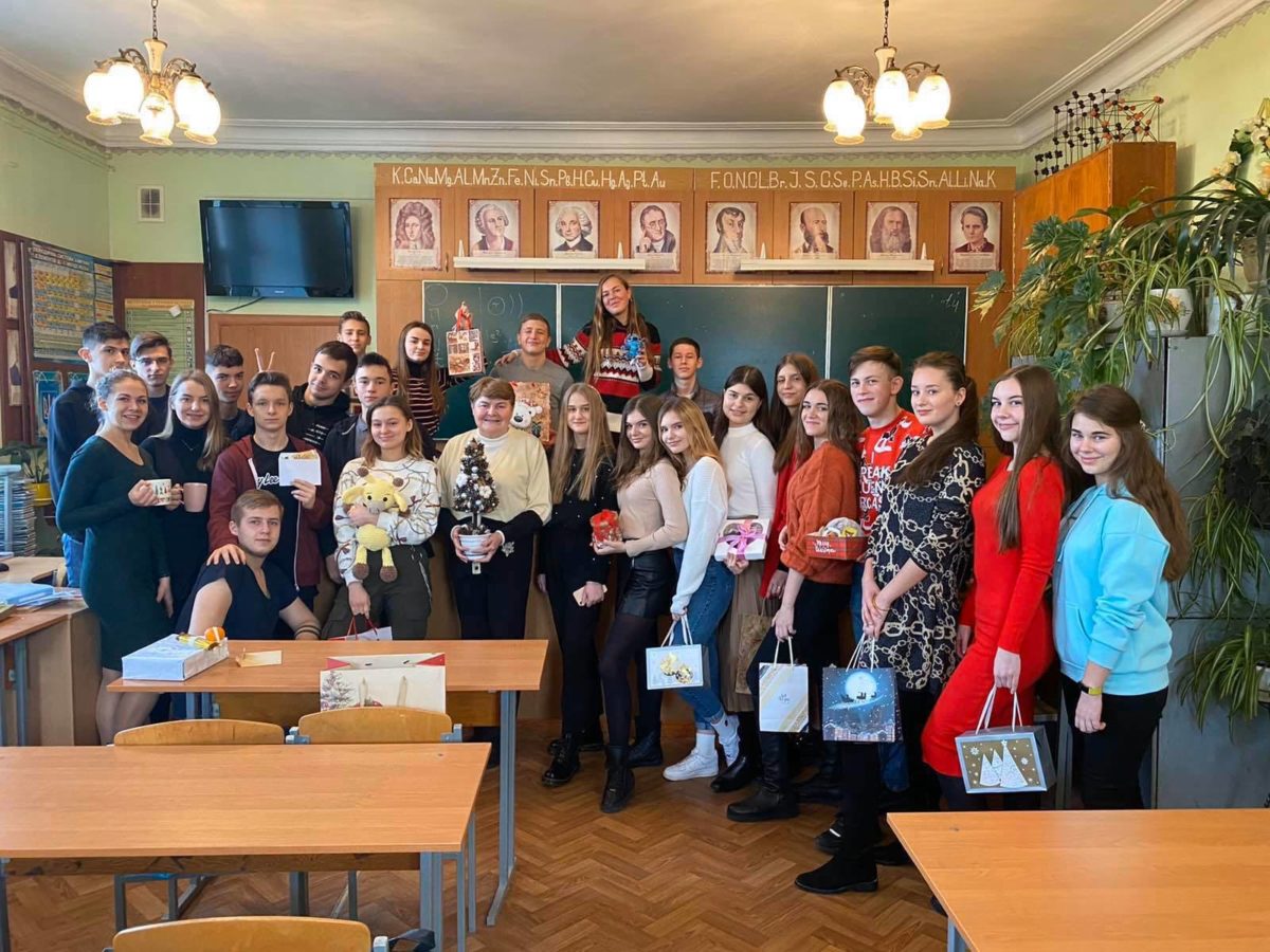 Батьки підтримали. Тернопільські випускники відмовились від гуляння в ресторані задля медзасобів (Відео)