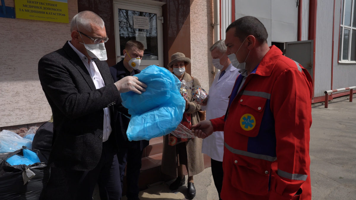 Волонтери Гуманітарного штабу Тернопільщини передали захисні костюми медикам «швидкої» (Відео)