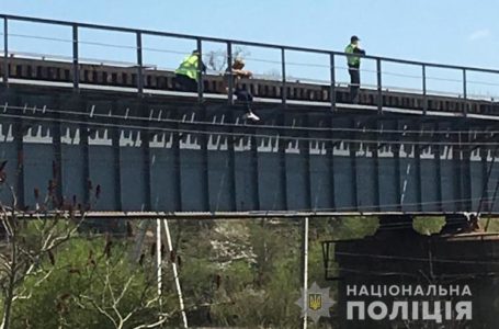 У Теребовлі врятували чоловіка, який хотів зістрибнути з моста