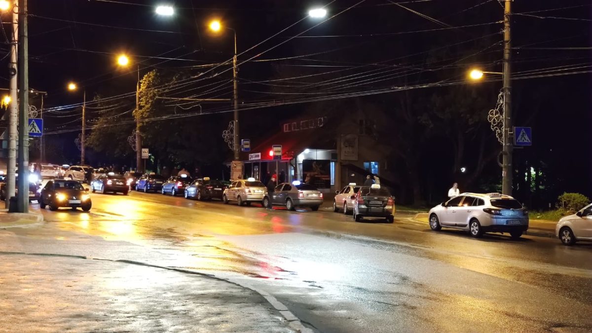 “Розбірки” на Східному. Три екіпажі патрульних та кілька десяток машин таксі (Фото)