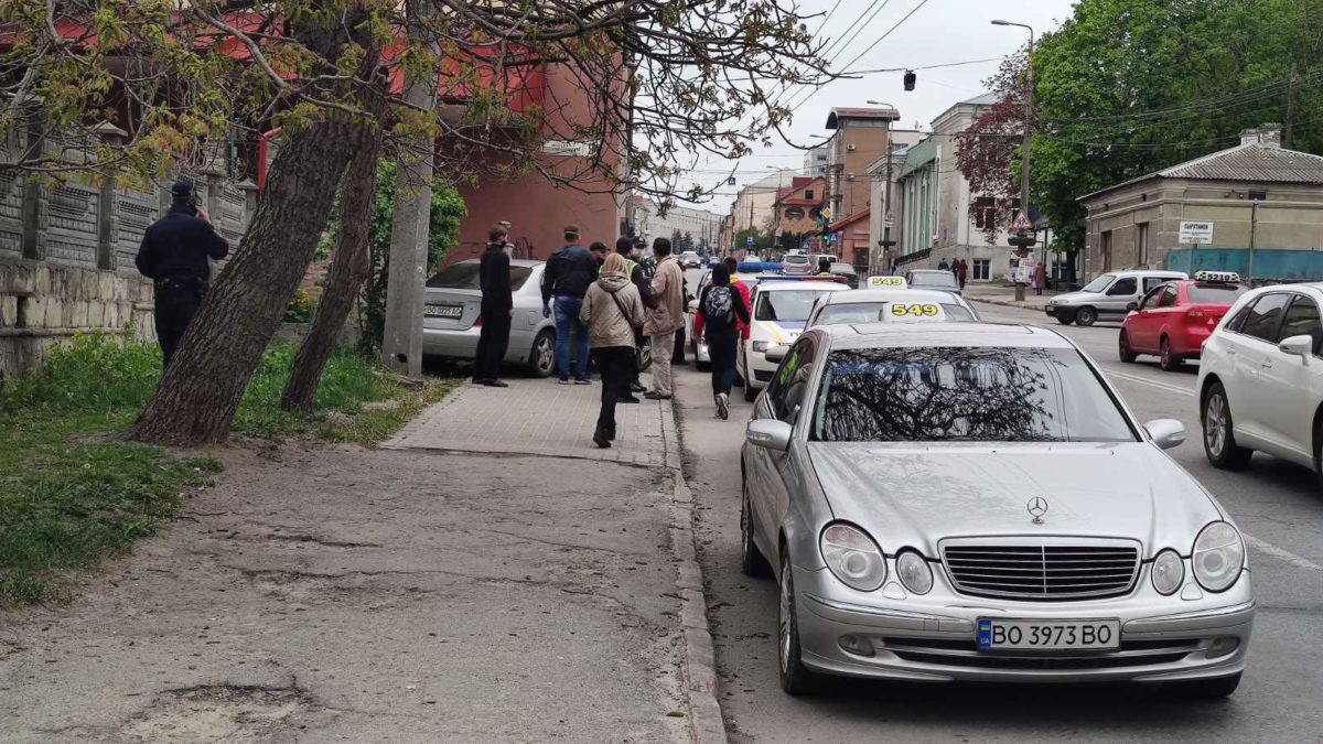 У Тернополі таксі вилетіло на тротуар: водію стало погано (Фото)