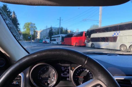 Під Тернопільською ОДА – десятки автобусів. Пікетують перевізники (Відео)