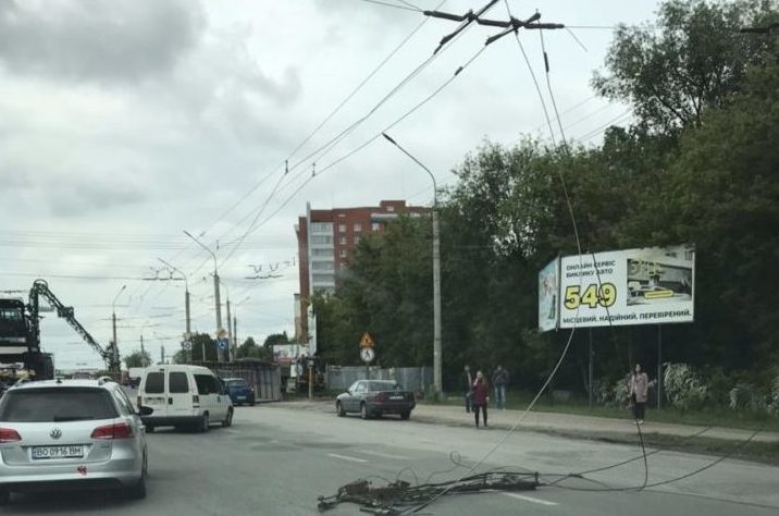 Через обірвані тролейбусні лінії в Тернополі зупинився електротранспорт (Фото)