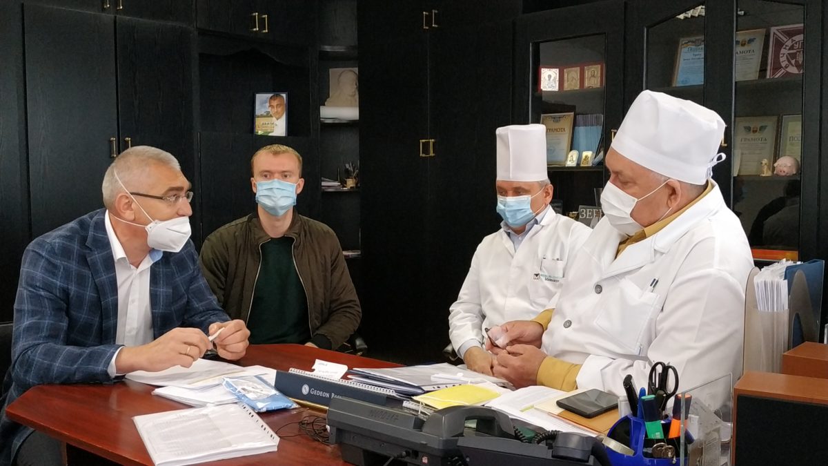 Медобладнання – на решту. Волонтери Гуманітарного штабу зустрілись із лікарями Тернопільського району (Відео)