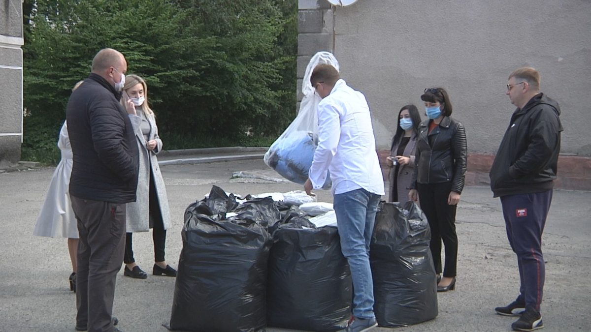 Медики Зборівського району отримали засоби захисту від волонтерів (Відео)