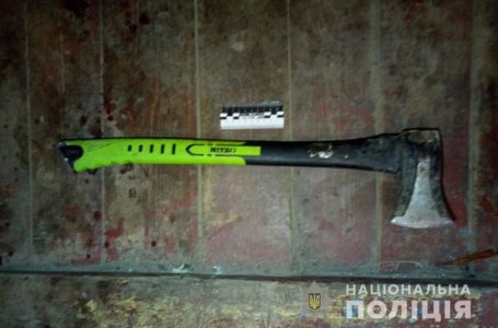 На Тернопільщині 53-річний чоловік побив родичів сокирою