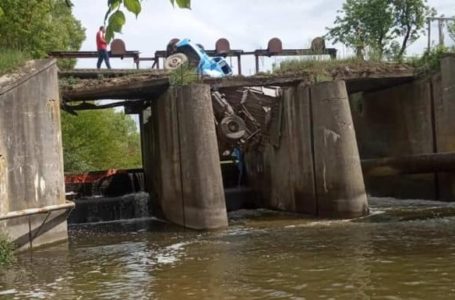Провалився, а ремонтувати нікому. На Тернопільщині не можуть знайти відповідальних за аварійний міст