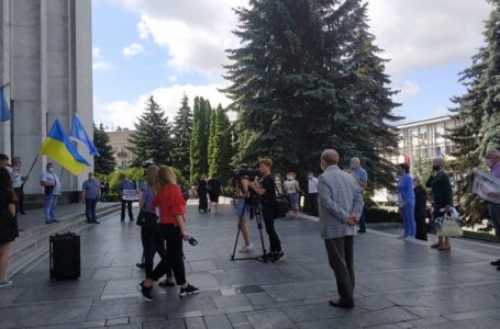Під Тернопільською ОДА протестують профспілки (Наживо)