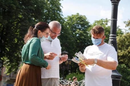 Тернополянам роздали тисячу закладок зі статтями та три сотні примірників Конституції (Відео)