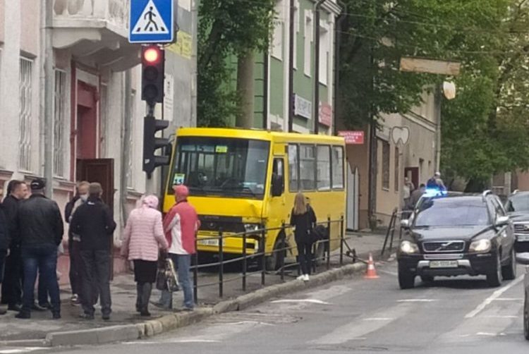 На Східному маршрутка знесла паркан і вилетіла на тротуар (Фото)