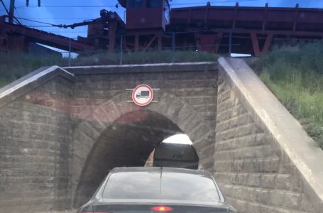 Через затори на Довженка змінили пріоритетність руху під мостом
