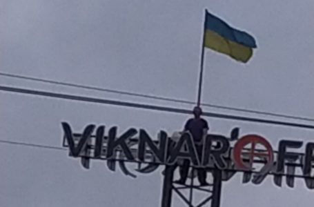 У Тернополі чоловік виліз на білборд і облив себе бензином (Наживо)