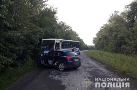 Рейсовий автобус та іномарка зіткнулись у ДТП на Теребовлянщині (Фото)