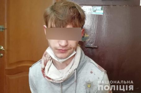 Порізав своїх батьків: у Тернополі патрульні затримали 26-річного чоловіка (Відео)