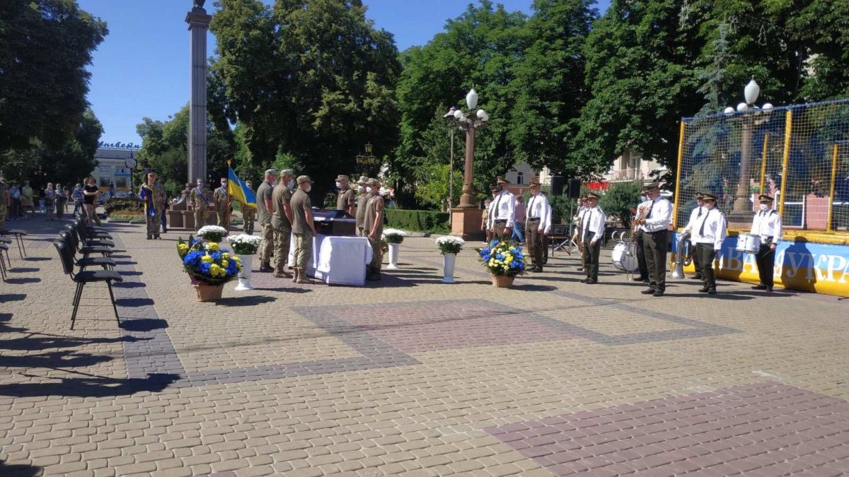 На Театральному майдані прощаються із загиблим бійцем Іваном Дедюхом (Наживо)
