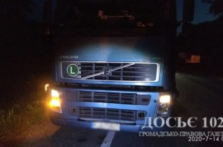 На Тернопільщині вантажівка збила чоловіка, тіло переїхали автівки