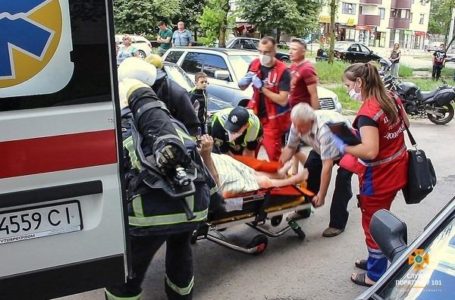 У Тернополі із задимленої квартири рятували пенсіонерку (Відео)
