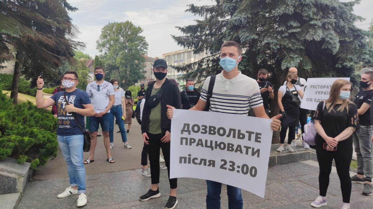 У Тернополі протестують ресторатори. Вимагають дозволу працювати вночі (Наживо)