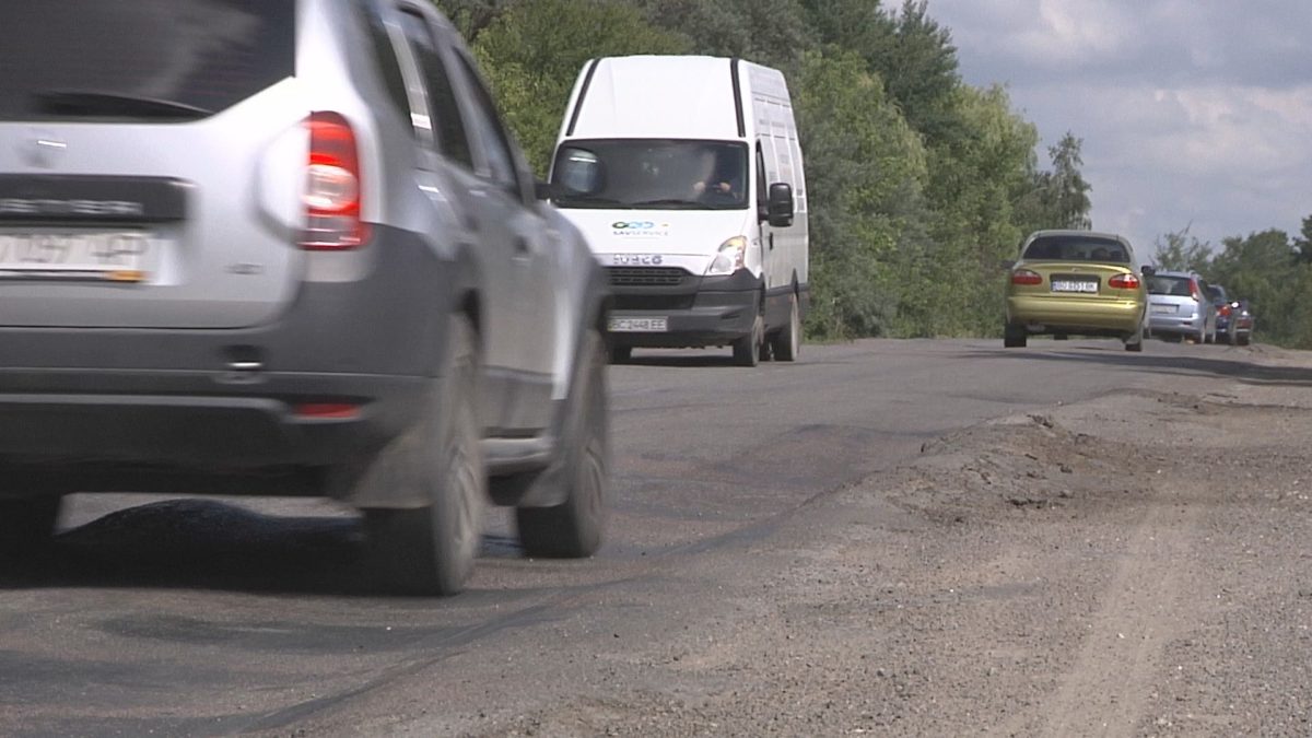 Горби на асфальті. Дорогу попри села Тернопільського району розбивають вантажівки (Відео)