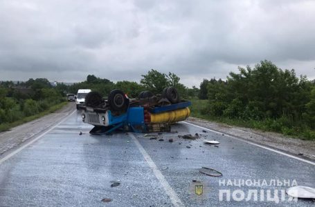 Джип зіткнувся з молоковозом на Кременеччині. Вантажівка перекинулась (Фото)