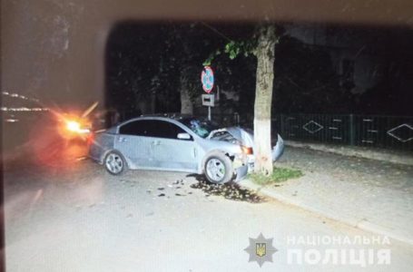 Врізався у дерево. На Тернопільщині у ДТП постраждало двоє пасажирів (Фото)