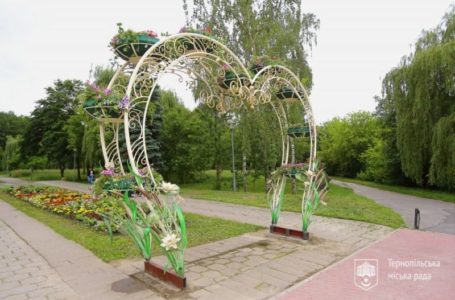 Арку з Острівка закоханих перенесли в парк “Топільче”. Що кажуть тернополяни (Наживо)