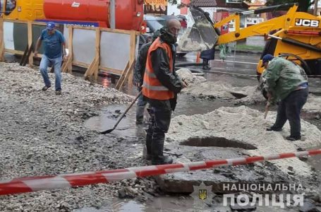 У Тернополі дівчина провалилась в яму поблизу каналізаційного колектора