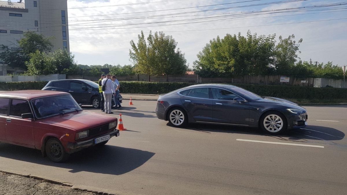У Тернополі на проспекті Бандери зіткнулись два електрокари (Фото)