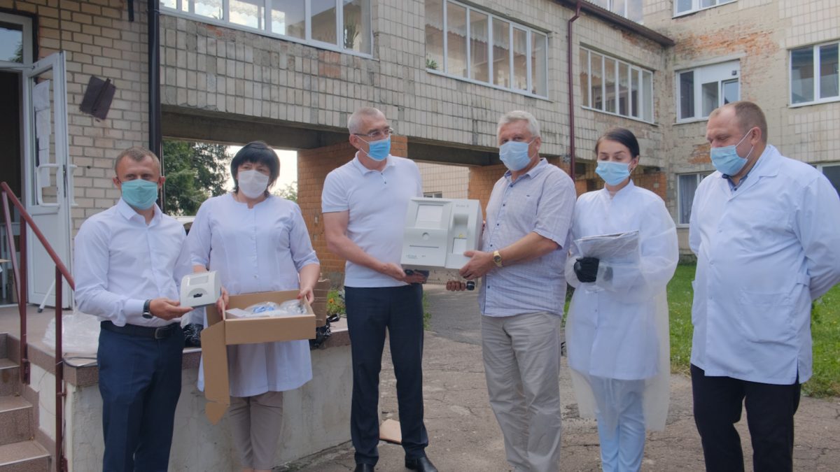 Волонтери Гуманітарного штабу передали Козівській ЦРЛ аналізатор крові (Відео)
