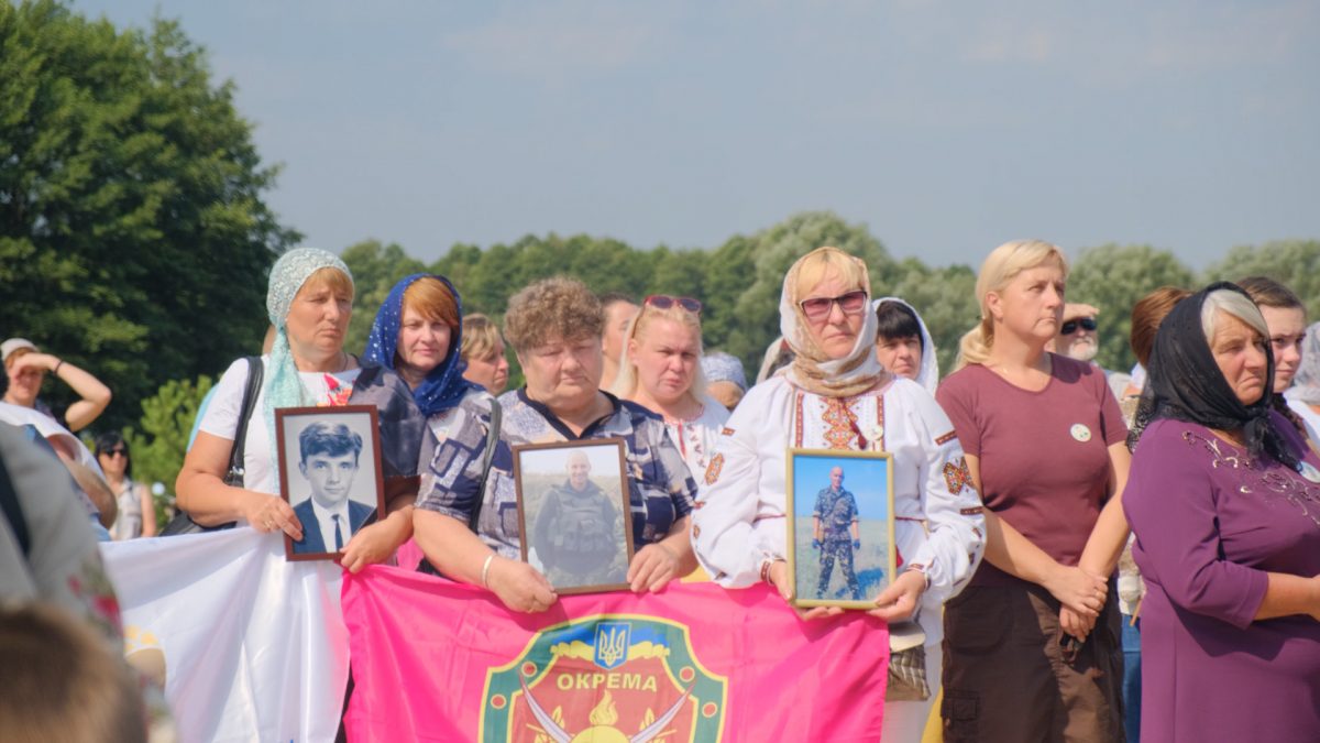 Місце пам’яті та спокою. Понад сотню родин загиблих воїнів з’їхалися на Кременеччину (Відео)