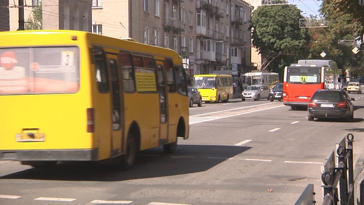 Міськрада дозволяє, поліціянти штрафують. Тернопіль живе звичним життям попри “червону” зону (Відео)