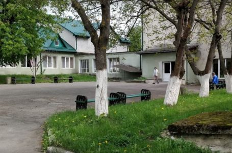 Смерть у Петрикові: підопічний геріатричного пансіонату втікав і повис на паркані