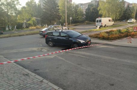 На Коновальця автомобіль провалився у яму на дорозі (Фото)